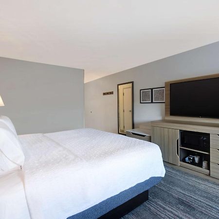 Hampton Inn Ізлі Екстер'єр фото