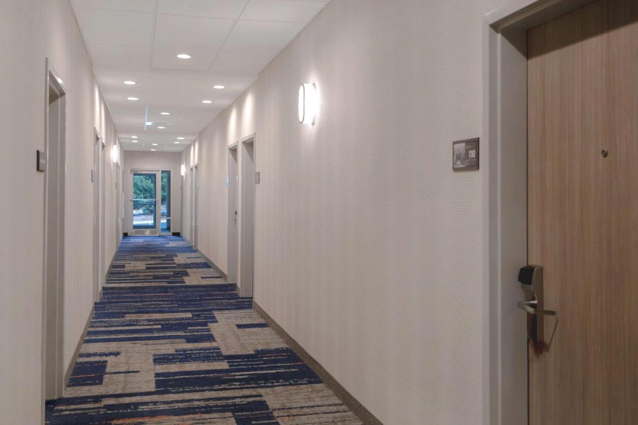 Hampton Inn Ізлі Екстер'єр фото