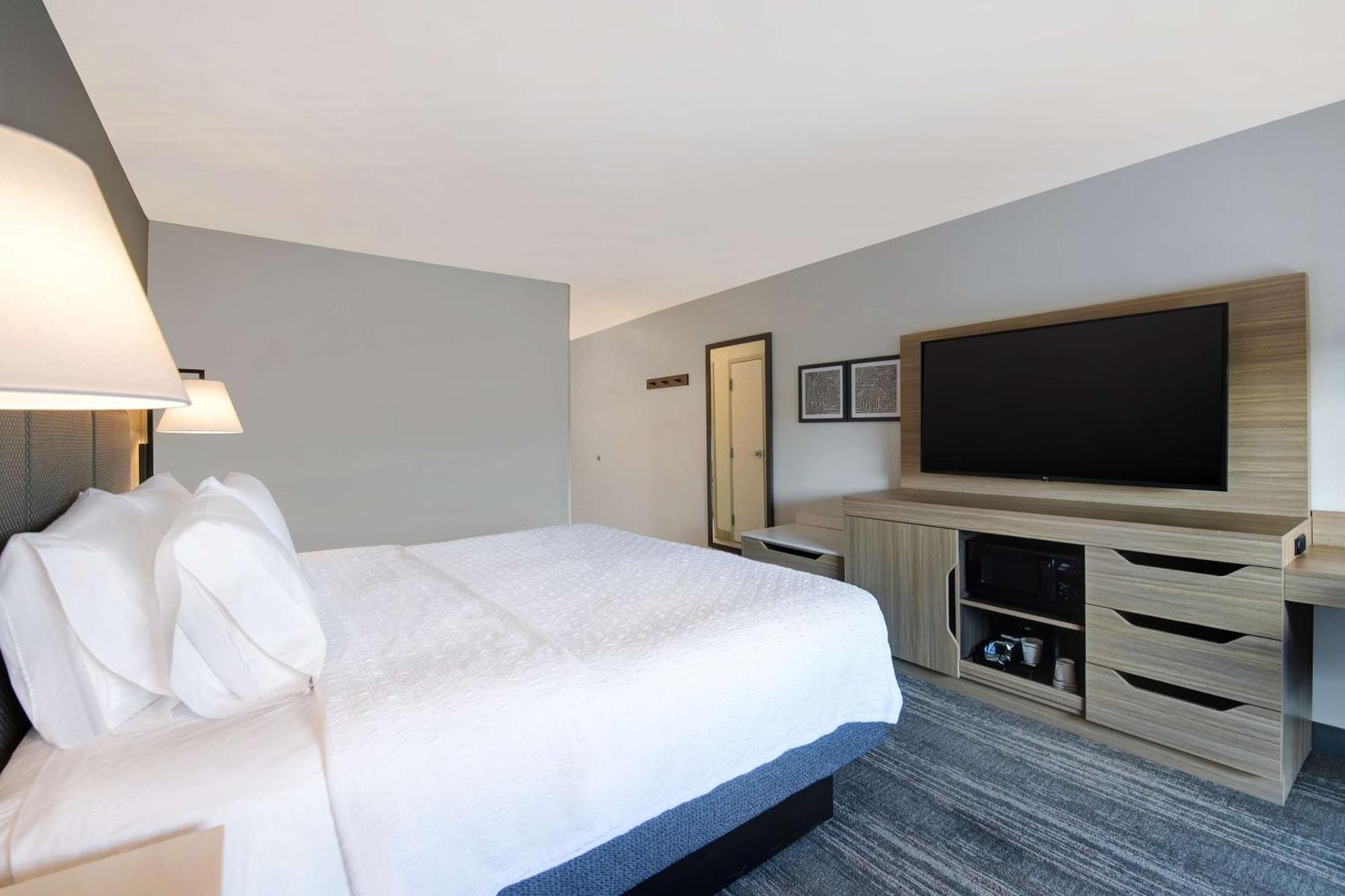 Hampton Inn Ізлі Екстер'єр фото