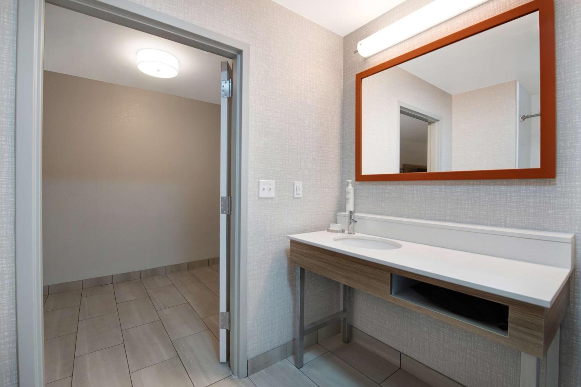 Hampton Inn Ізлі Екстер'єр фото